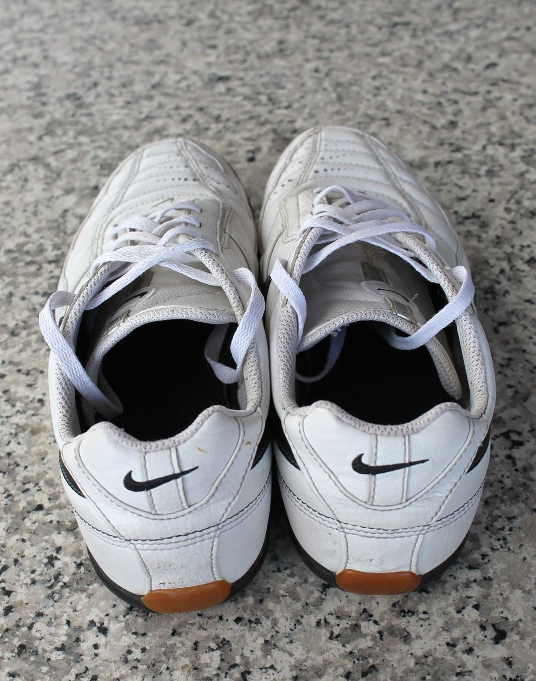 Nike Chaussures hommes: Baskets en cuir NIKE 41 – D'occasion à Chez-le-Bart par jasse 2