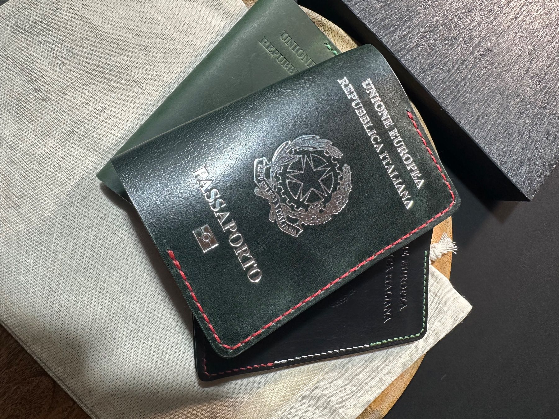 Cover & Protezioni schermo: Leder Passhülle Handmade | Echtleder | Passport Cover – Nuovo e nell'imballaggio originale da Mettmenstetten venduto da vad_57p2