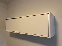 Hängeregalschrank Weiss mit Schiebetüren (140 cm)