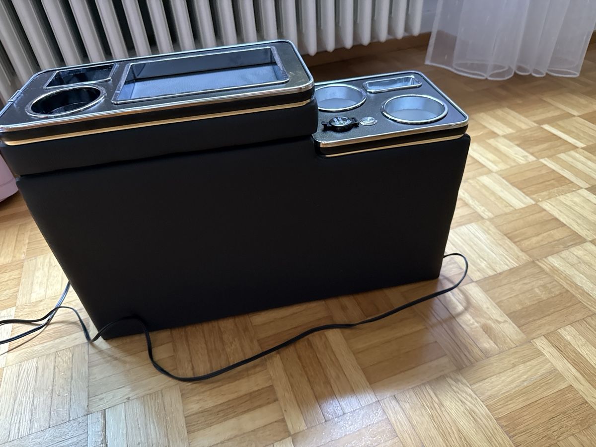 Tutti i ricambio: Auto Mittelkonsole mit Getraenkehaltern neuwertig – Usato da Solothurn venduto da var002 1