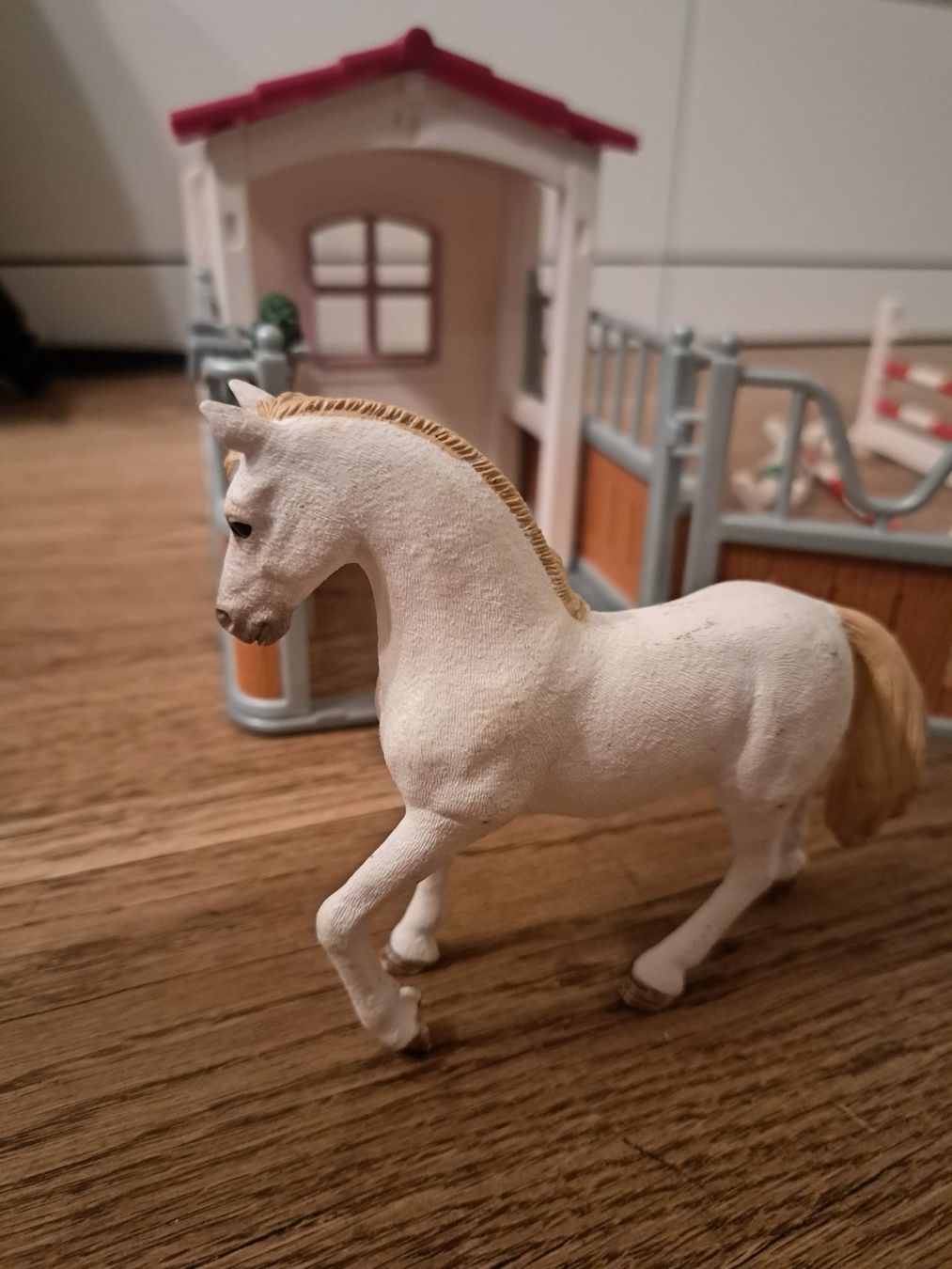 Schleich Spielzeuge: Schleich, weisses Pferd in Boxe inkl. Karotten – Neu (gemäss Beschreibung) aus Madetswil von aur_8xwh 4