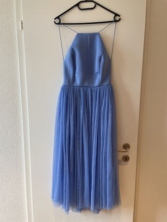 Kleid, rückenfrei, hellblau mit Tüllrock