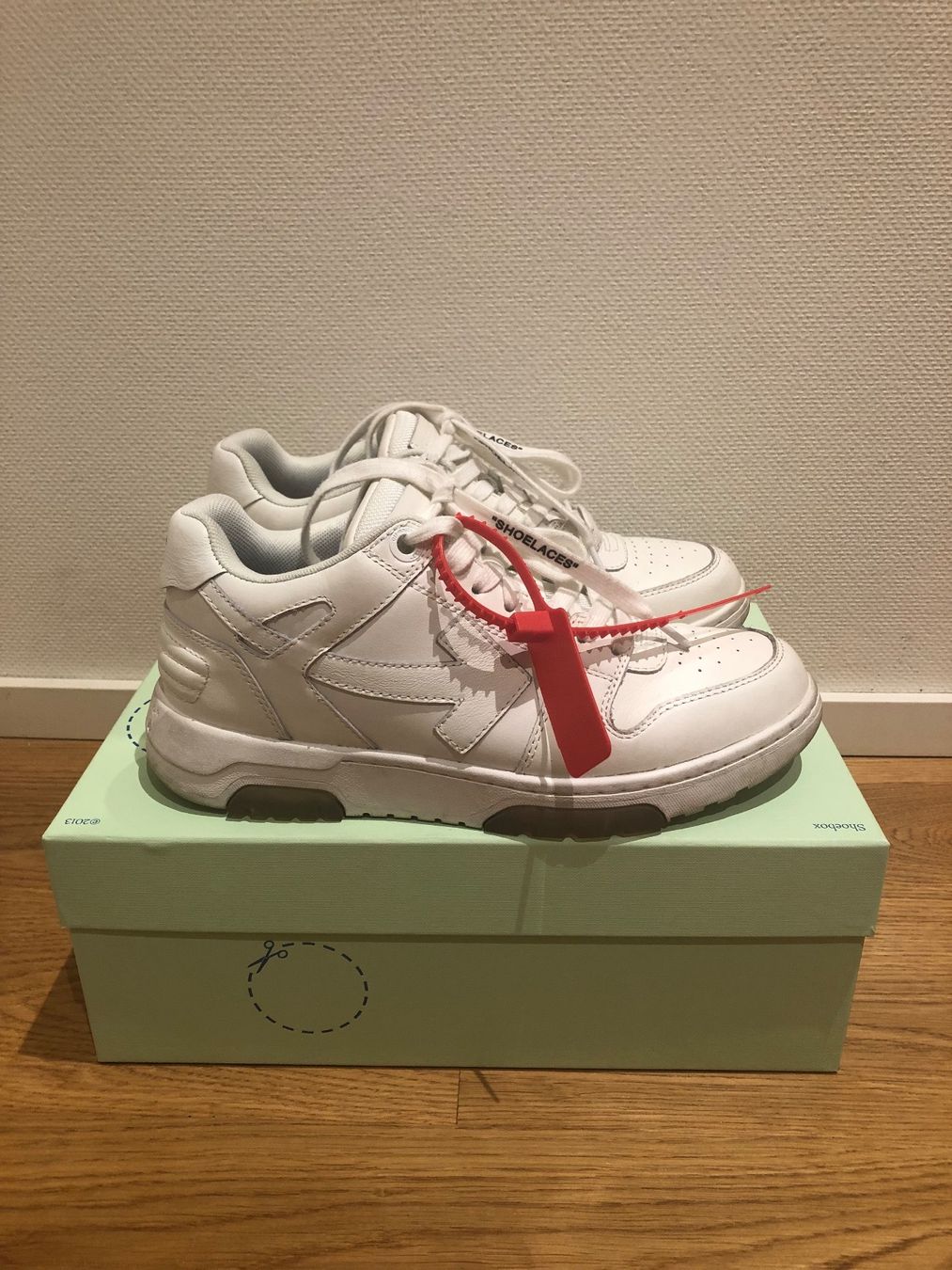Off-White Damenschuhe: Off White out of office sneaker – Gebraucht aus Gockhausen von LunaCa
