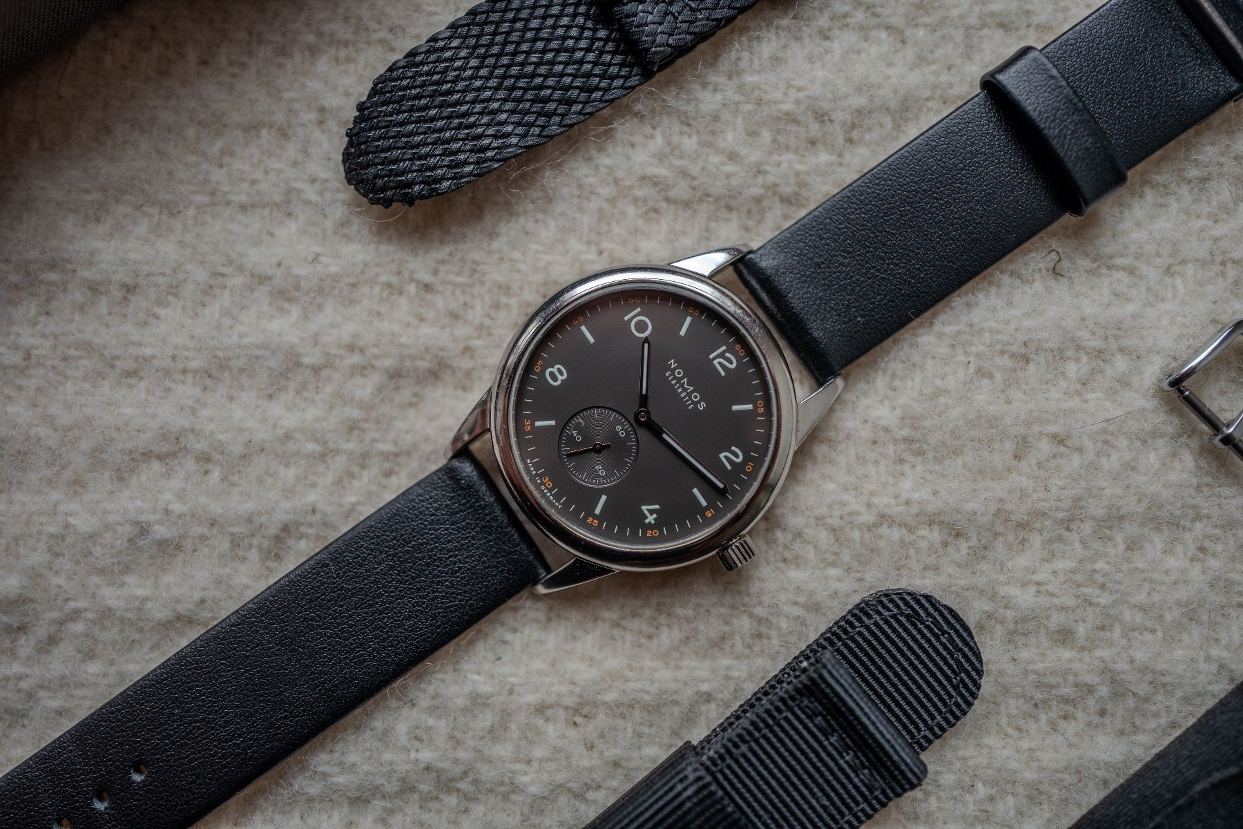 Nomos Orologi: Nomos Club Dunkel Automatic Glasboden – Usato da Celerina venduto da KXZ