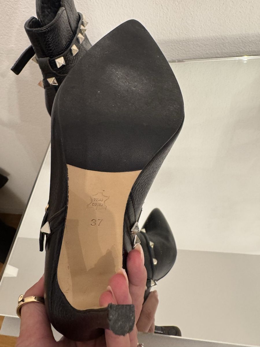 Scarpe da donna: Schwarze Lederstiefeletten, Gr. 37, mit Nieten – Usato da Lachen SZ venduto da gugi2019 4
