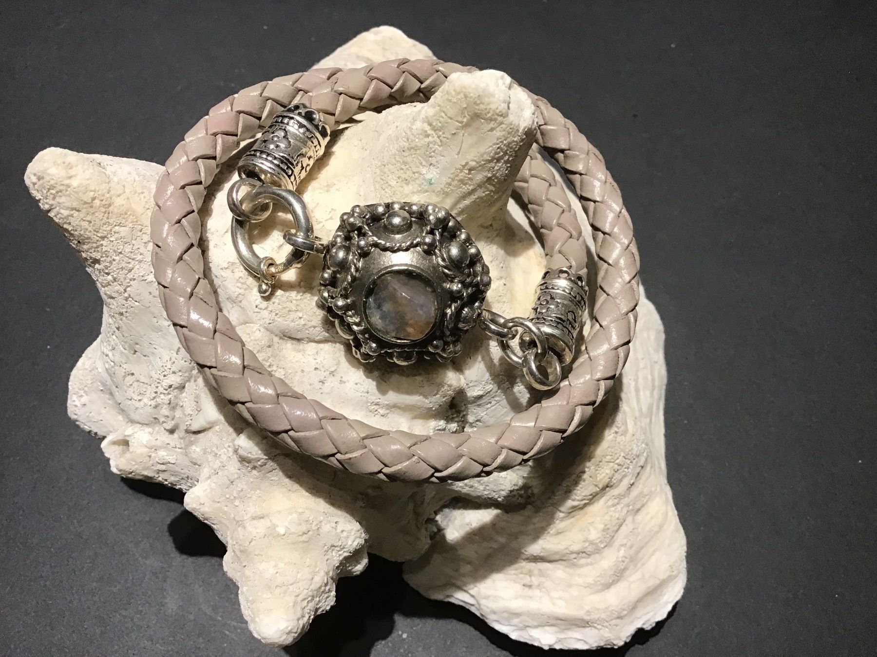 Bracciali & Braccialetti: Edles Lederwickelarmband mit Anhänger – Usato da Birsfelden venduto da rah_8bfj 1