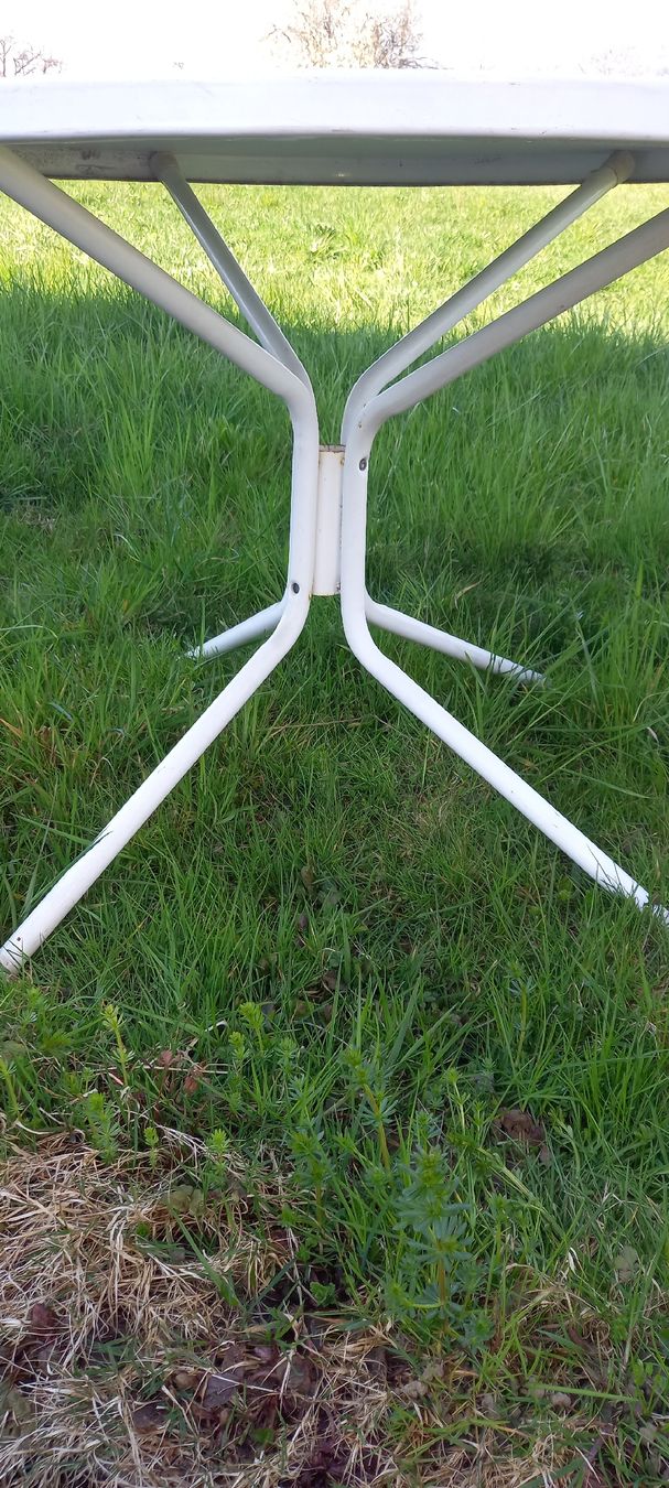 Tische: Runder Gartentisch aus Metall – Gebraucht aus Wädenswil von Greatstuff 2