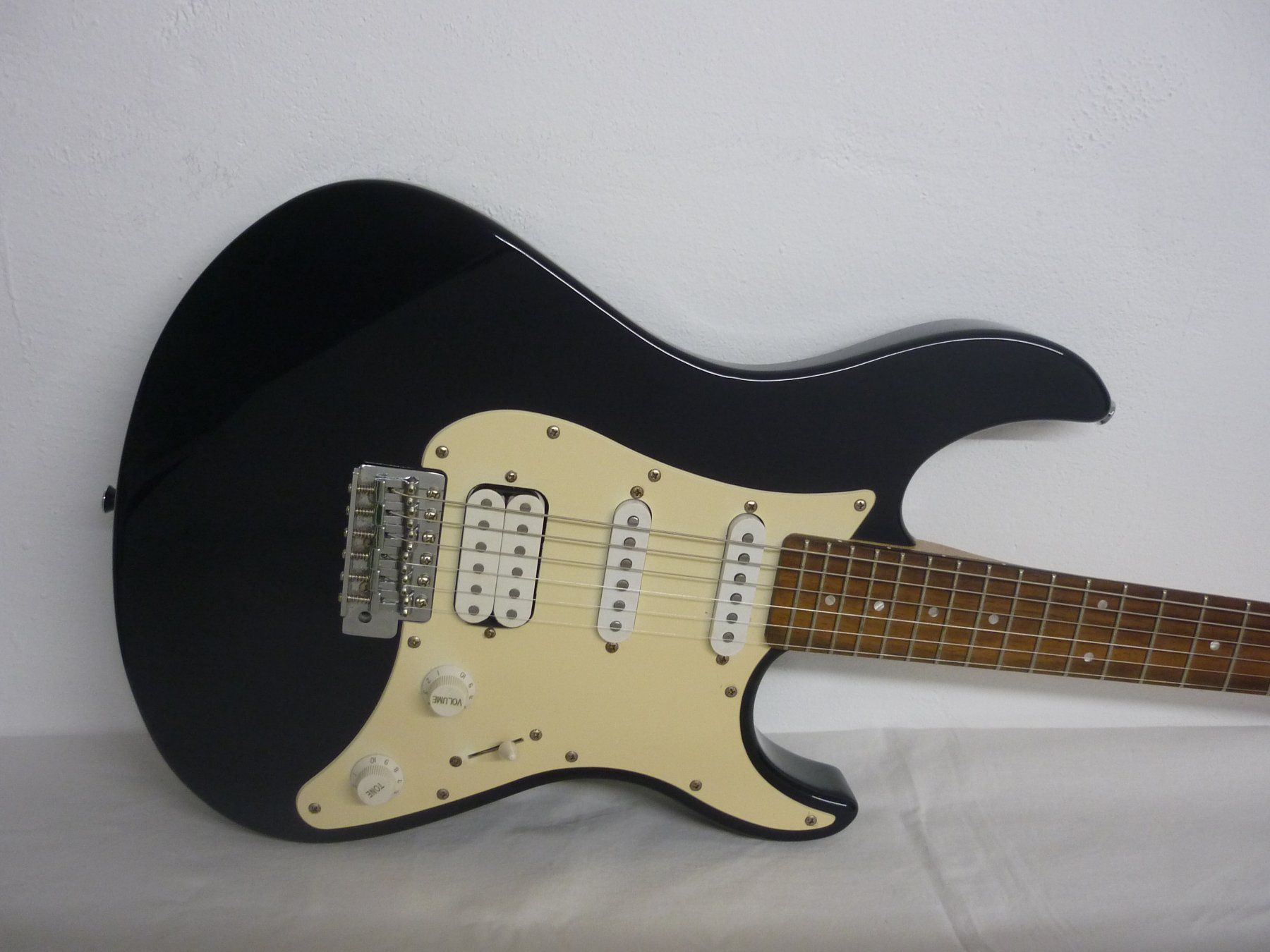 Strumenti musicali: E-Gitarre Stratocaster von Eterna by Yamaha – Usato da Maienfeld venduto da John13 1