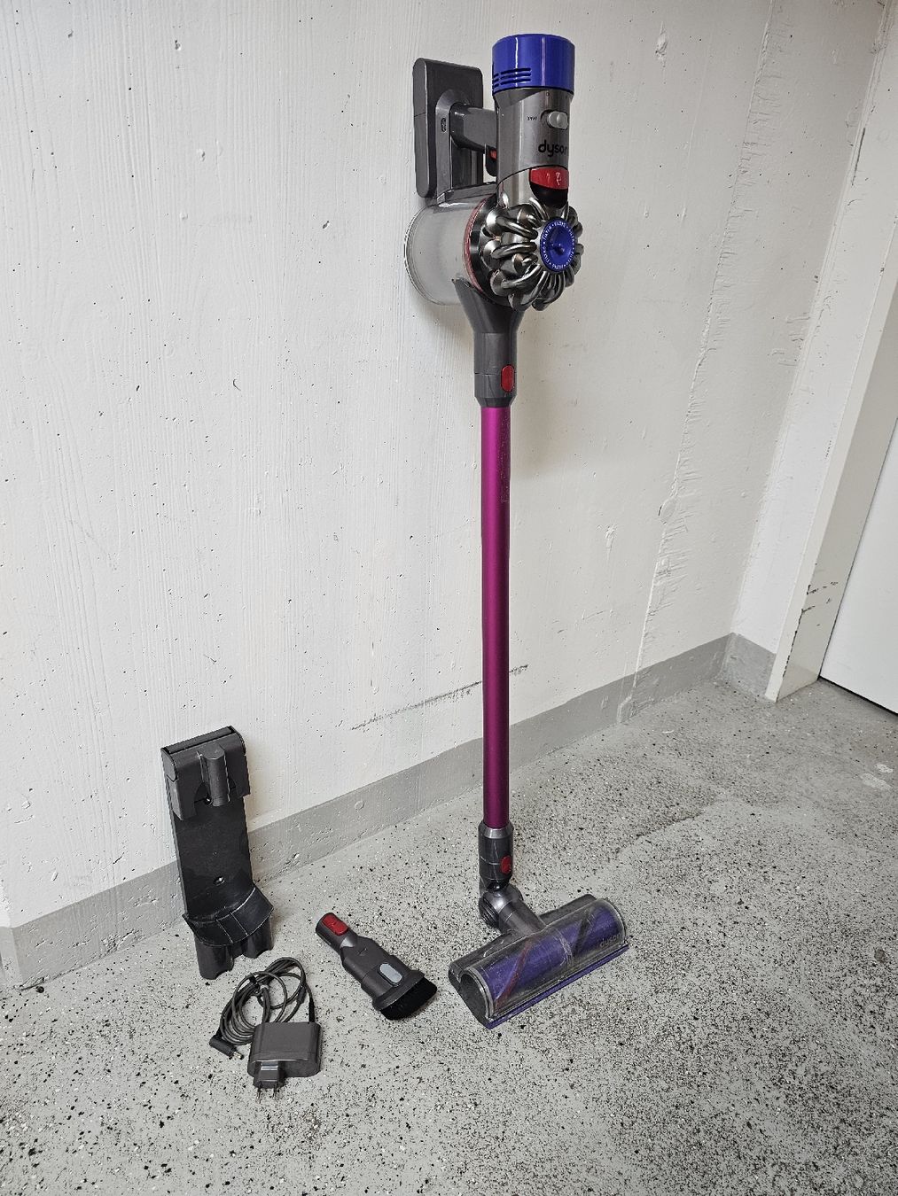 Dyson Aspirapolveri & Accessori: Dyson V8 SV10 Akkustaubsauger – Usato da Fahrwangen venduto da LukNB