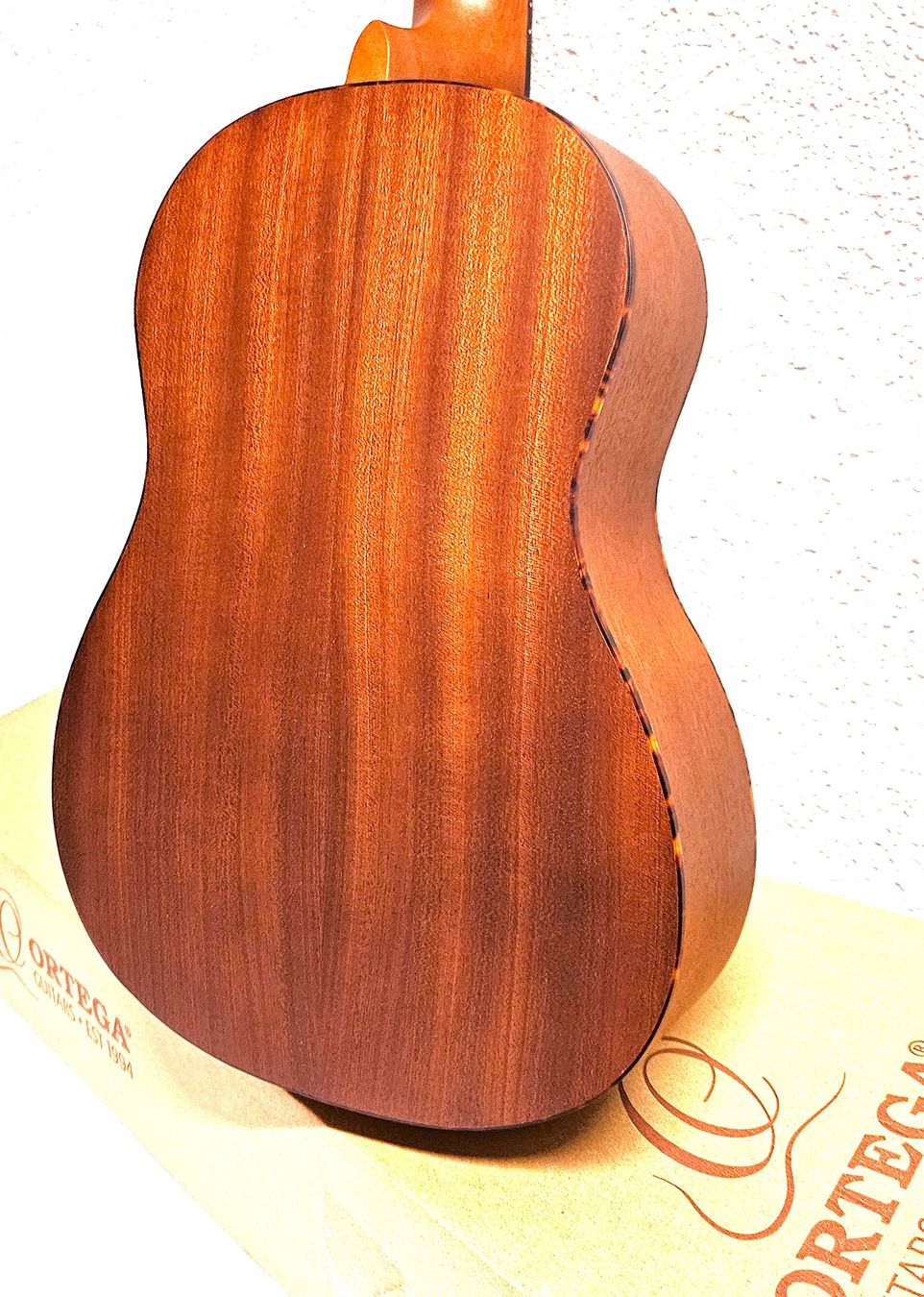 Musikinstrumente: Bariton-Ukulele ORTEGA ohne Etui NEU – Neu und originalverpackt aus Wöschnau von Musikhaus-Luethy5012 5