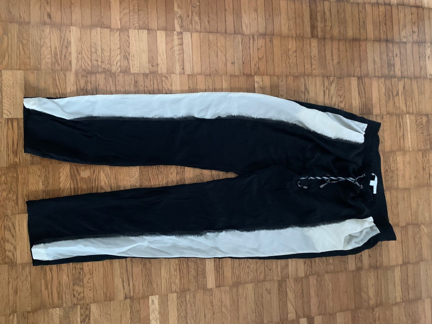 Pantaloni: Jonathan Simkhai Seiden Hose – Usato da Zürich venduto da Nikuska32