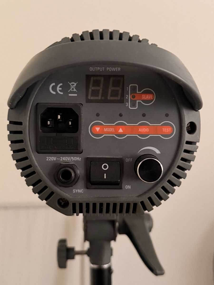Walimex Blitze: 4x Walimex pro Studioblitz VC-600 Plus / VC-400 inkl. Zubehö – Gebraucht aus Winterthur von Deme1 1