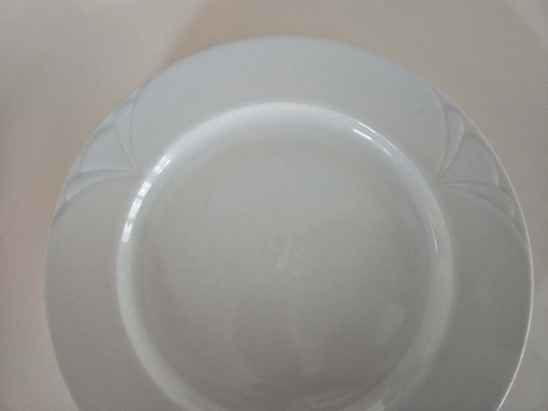 Piatti: 15 weisse Teller mit Dekor – Usato da Marthalen venduto da PeSch.03