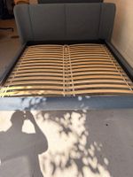 180 cm Bett mit Matratze in ausgezeichnetem Zustand.