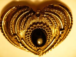 HERZFÖRMIGER ANTIKER SCHMUCK ANHÄNGER--5,3 x 5,1 CM MIT ONYX