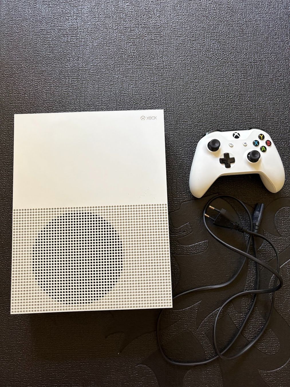 Microsoft Console: Xbox One S Weiss Model 1681 + Controller & Netzkabel – Usato da Basel venduto da ewa_wh8j