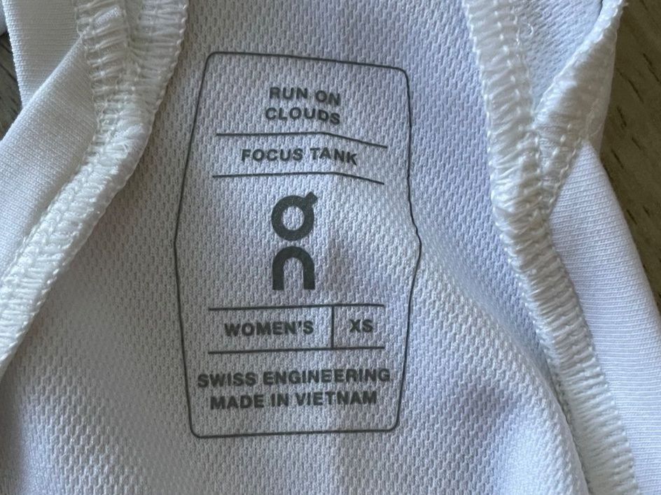Top: Tanktop – Nuovo (secondo la descrizione) da Hüniken venduto da fio_qb8b 2