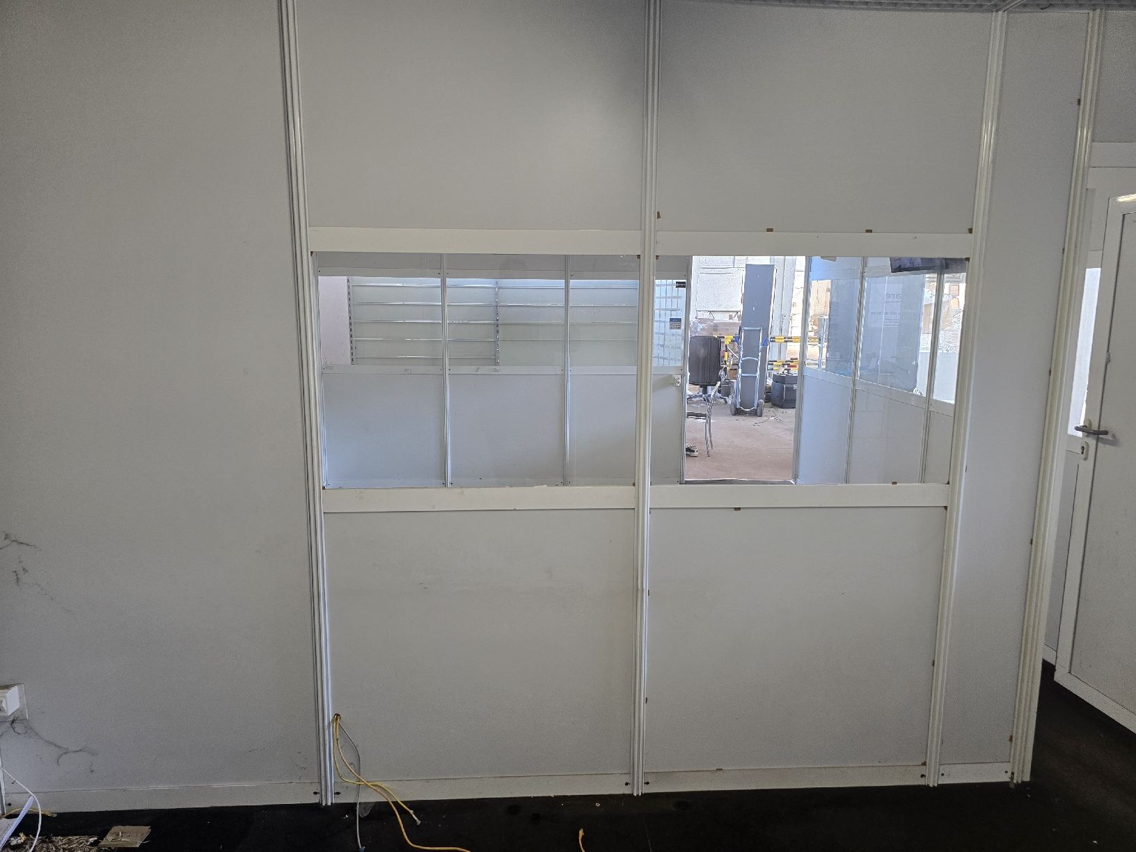 Contenitori edile: Bürocontainer mit Fenster. – Usato da Safenwil venduto da Leo.87. 6