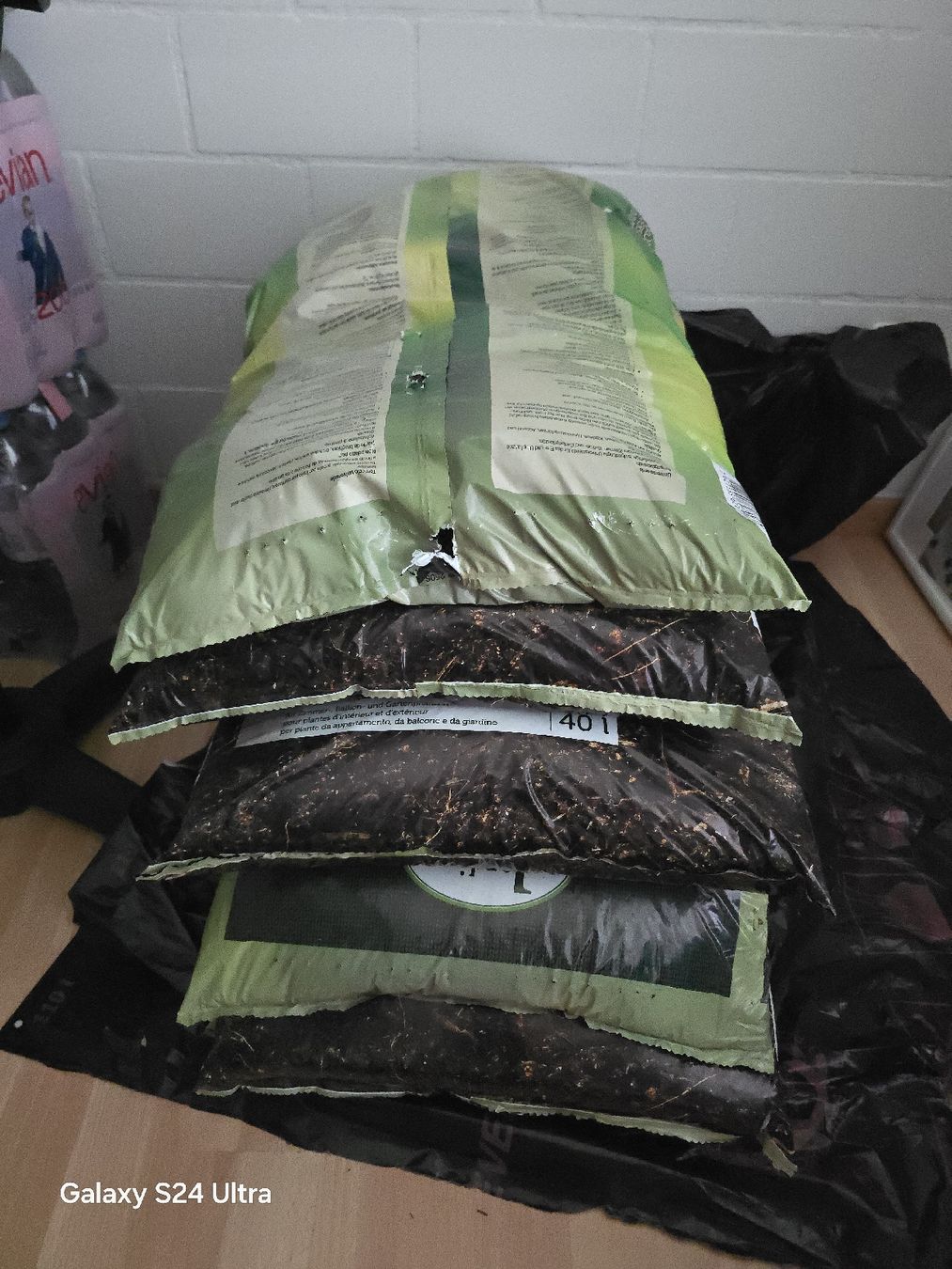 Matériau de remplissage: Universal Erde 40l neu 4 Säcke – Neuf avec emballage d'origine à Oberwil b. Zug par Habibi_Shop