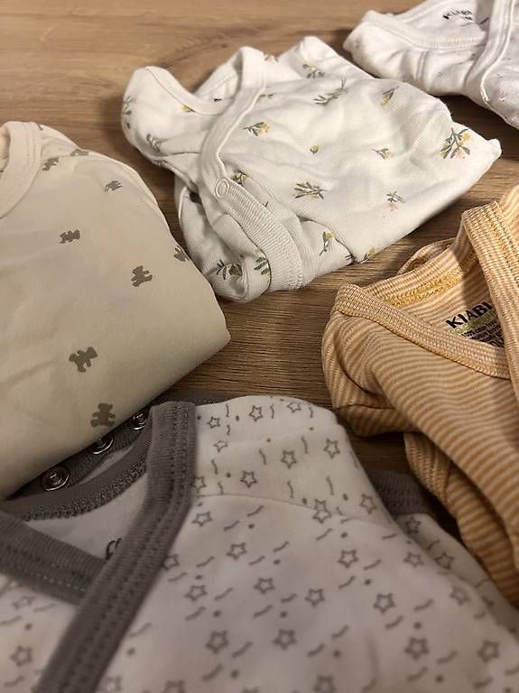 Lotti & Set di vestiti: LOT DE 6 BODYS CACHE-CUR BÉBÉ  1 MOIS – Usato da Dugny (Leytron) venduto da Wallis.Watches 1