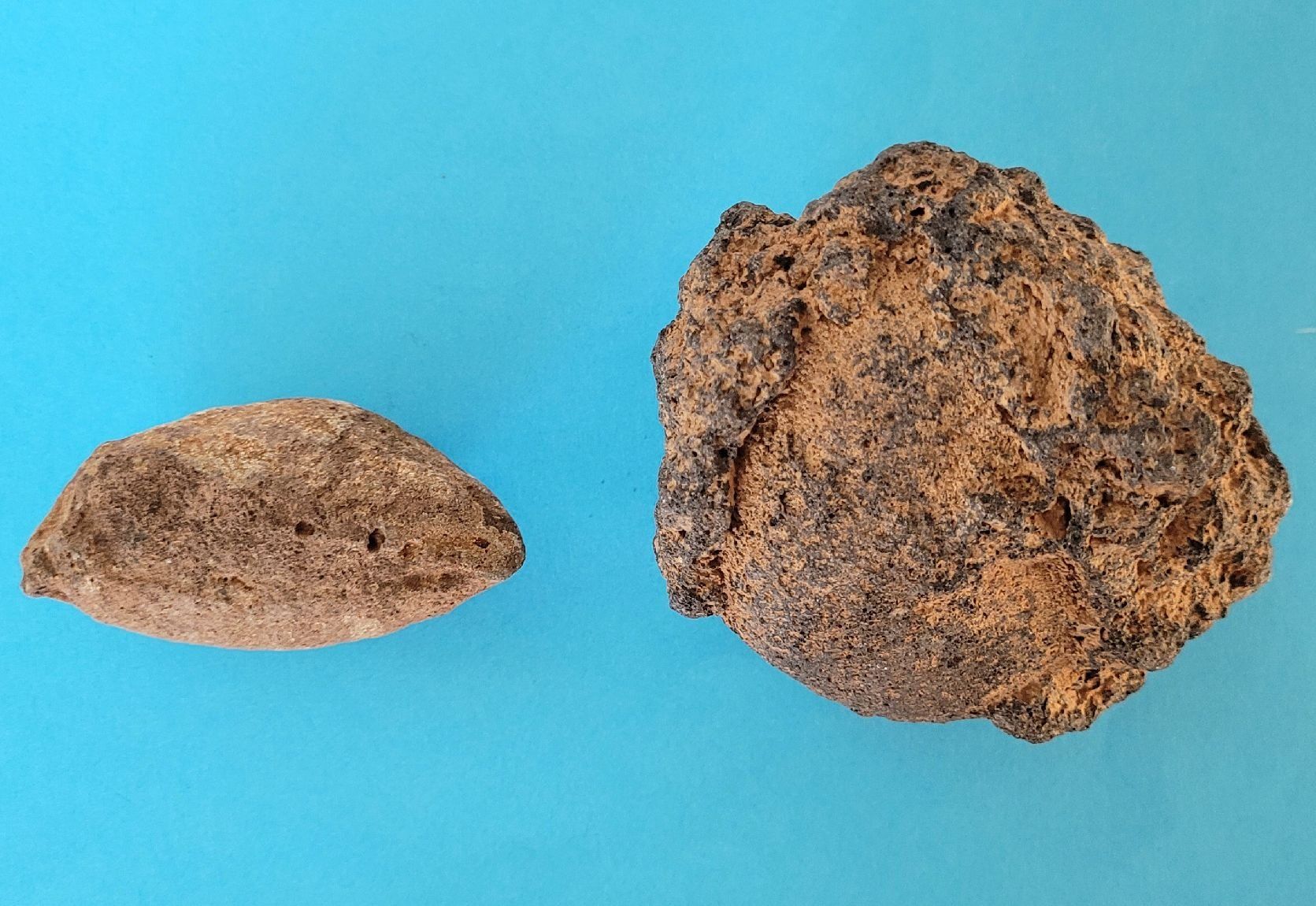 Mineralien & Heilsteine: 2 vulkanische Bomben, Lavakugel – Gebraucht aus Unterengstringen von orpheo13 3
