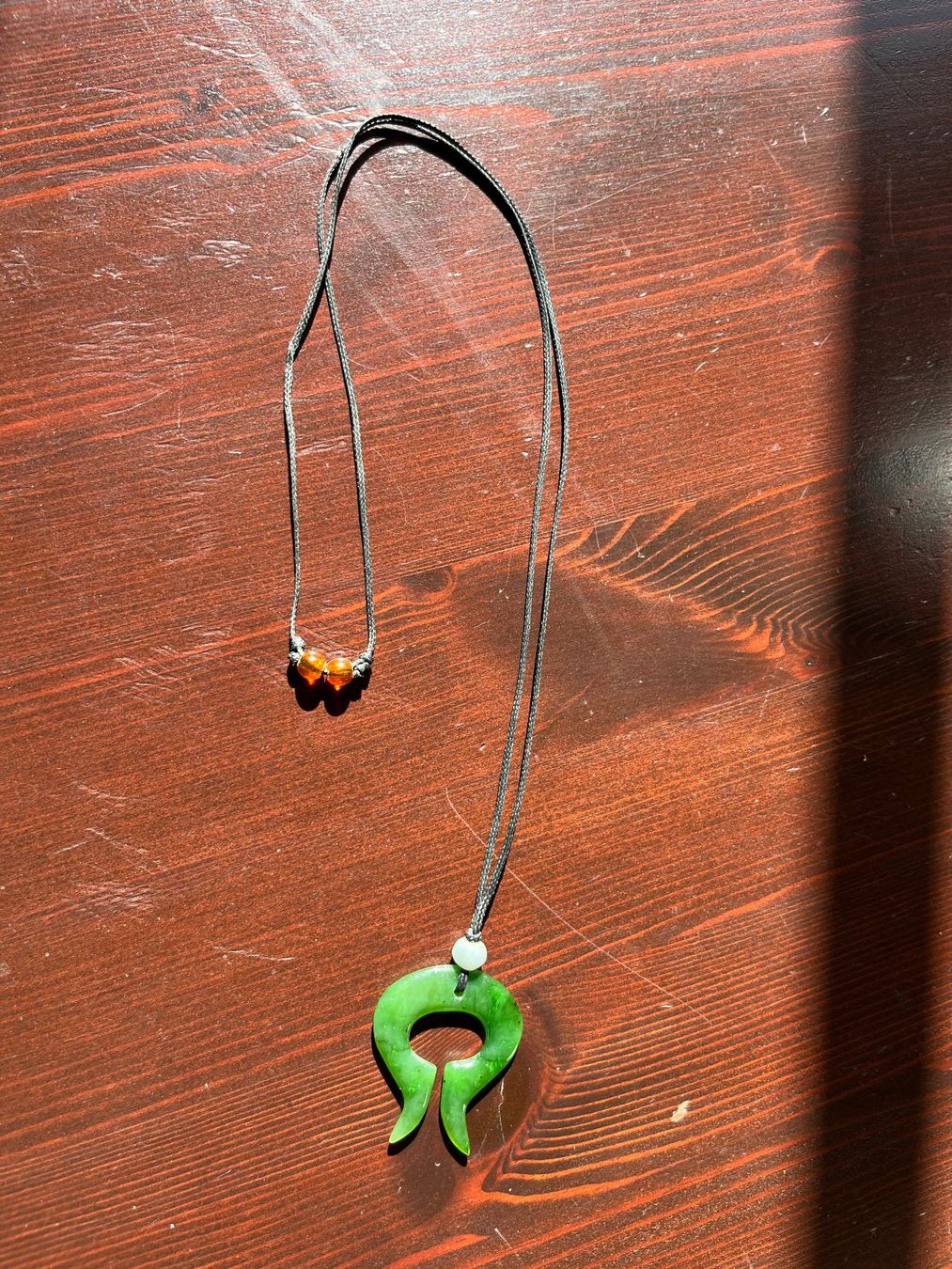 Ketten: Collier avec pendentif signe taureau en verre vert – Gebraucht aus Genève von Donnet2 2