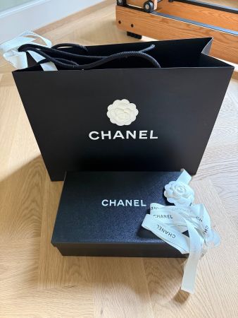 CHANEL Einkaufstasche und Schuhschachtel mit Band