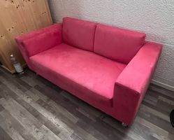 Gemütliches 2er-Sofa in kräftigem Pink/Rot