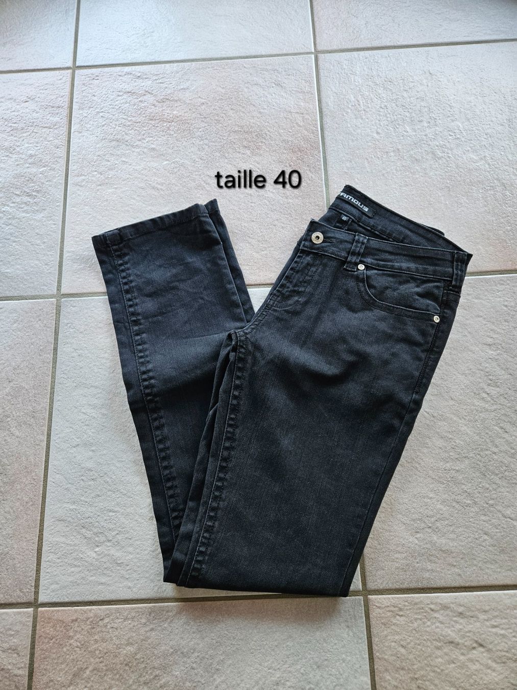 Pantaloni: Pantalon taille 40 – Usato da Vétroz venduto da sas_yln5