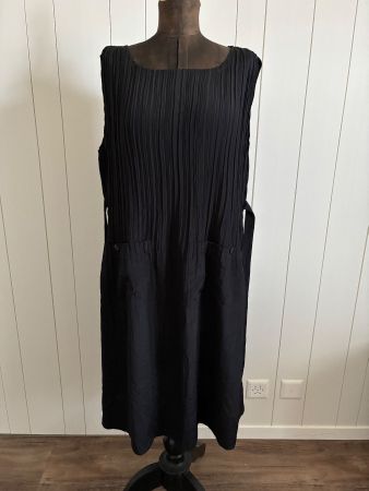 tolles ärmelloses Crinkle Kleid schwarz - ca. XL