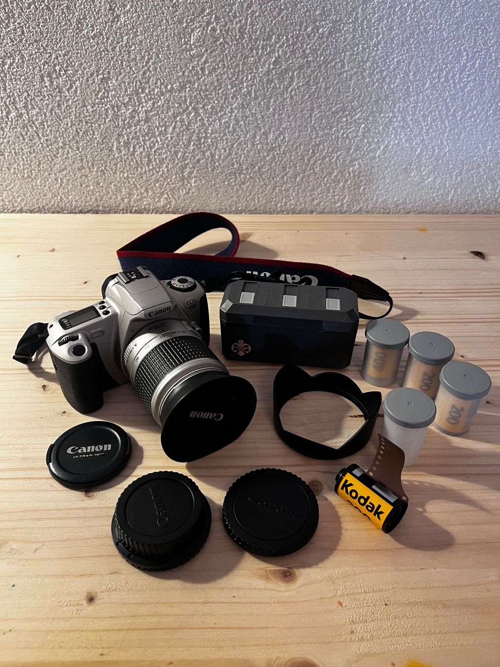 Canon Kamera: Canon argentique EOS300 28-90mm + pellicules + accessoires – Gebraucht aus Lausanne von ant_68z8