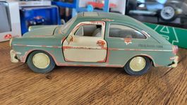 Volkswagen 1600 Fastback 1967 1:24 Maisto