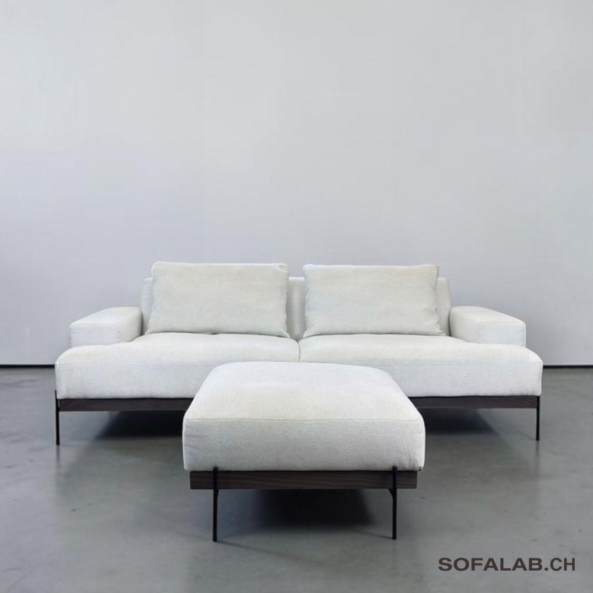 Sofas: 2-Sitzer-Sofa-Set Hellbeige mit Fußstütze – Gebraucht aus Bachenbülach von Sofalab.swiss