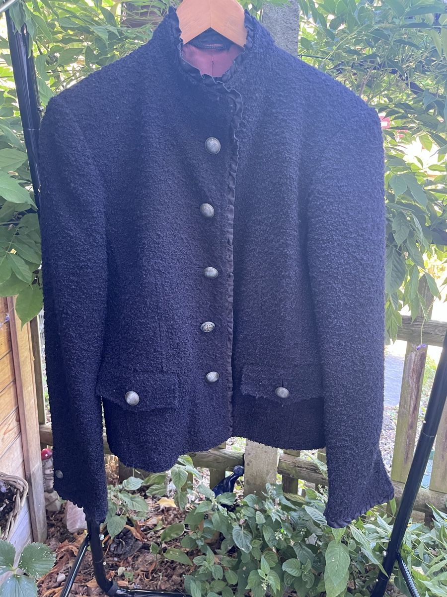 Vestes: Blazer mit verspielten rüschchen gr.40 – D'occasion à hüntwangen par Fiorenzaanna