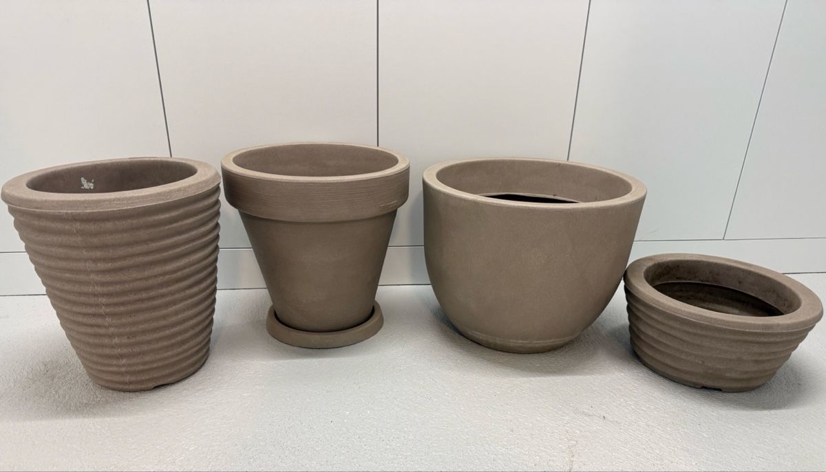 Pots de fleurs: 4 stilvolle Pflanzentöpfe aus Polyethylen  – D'occasion à Würenlos par Alex0406