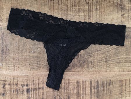 Damen String schwarz Spitze Grösse M gebrauchte