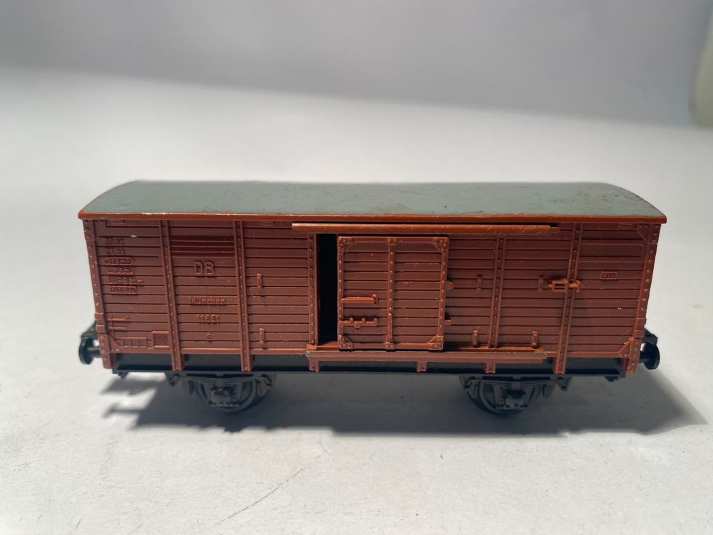Geschlossener Güterwagen braun DB, DC Achsen 1