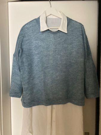 Hellblauer Pulli