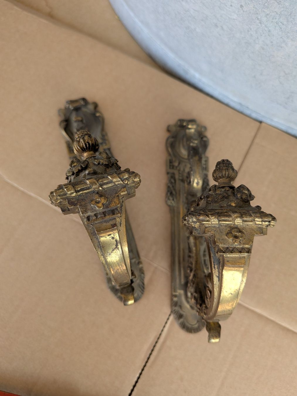 Skulpturen & Statuen: 2 antike Bronze Vorhangstangenhalter oder Raffhalter – Gebraucht aus Emmen von Brockofsky 1