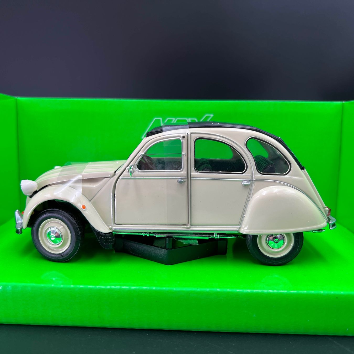 Citroën Modellautos: Citroen 2CV 1:24 neu OVP – Neu und originalverpackt aus Häusernmoos von adlerfedern 2