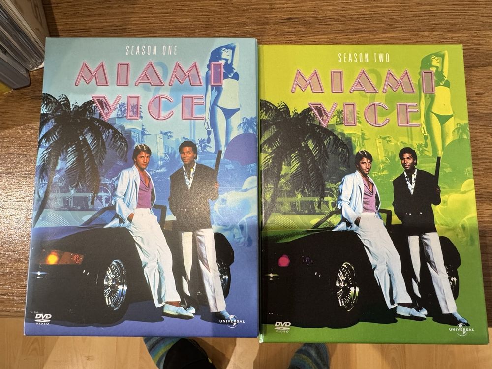 Tutti i DVDs: Miami Vice DVD Staffel 1 & 2 - Kultserie der 80er! – Usato da Dällikon venduto da Muni