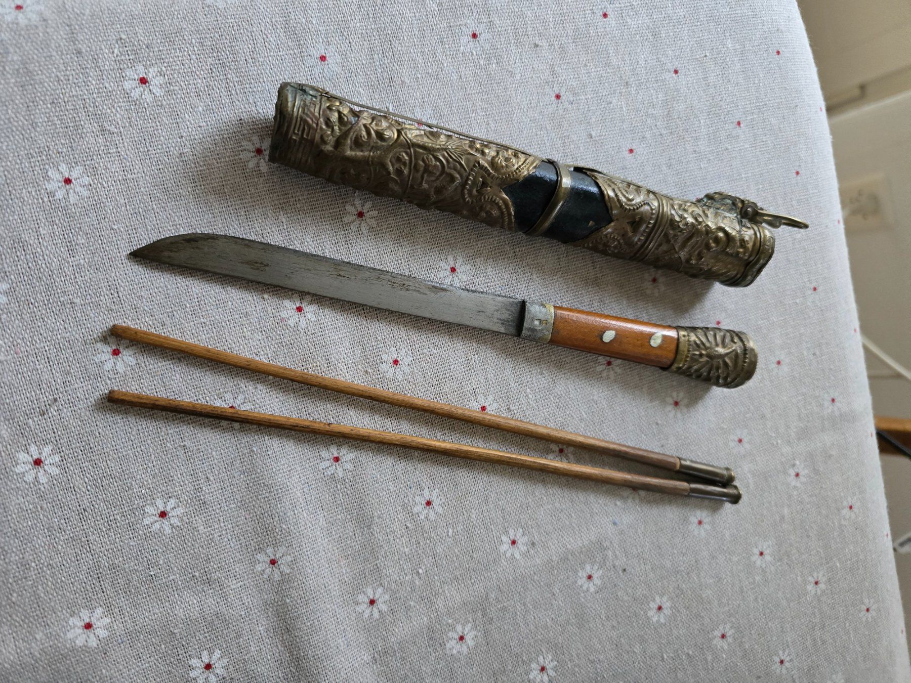 Set di posate: Antikes chinesisches Reiseset oder Set - Essstäbchen, Messer – Usato da Bottmingen venduto da sandy_2 3