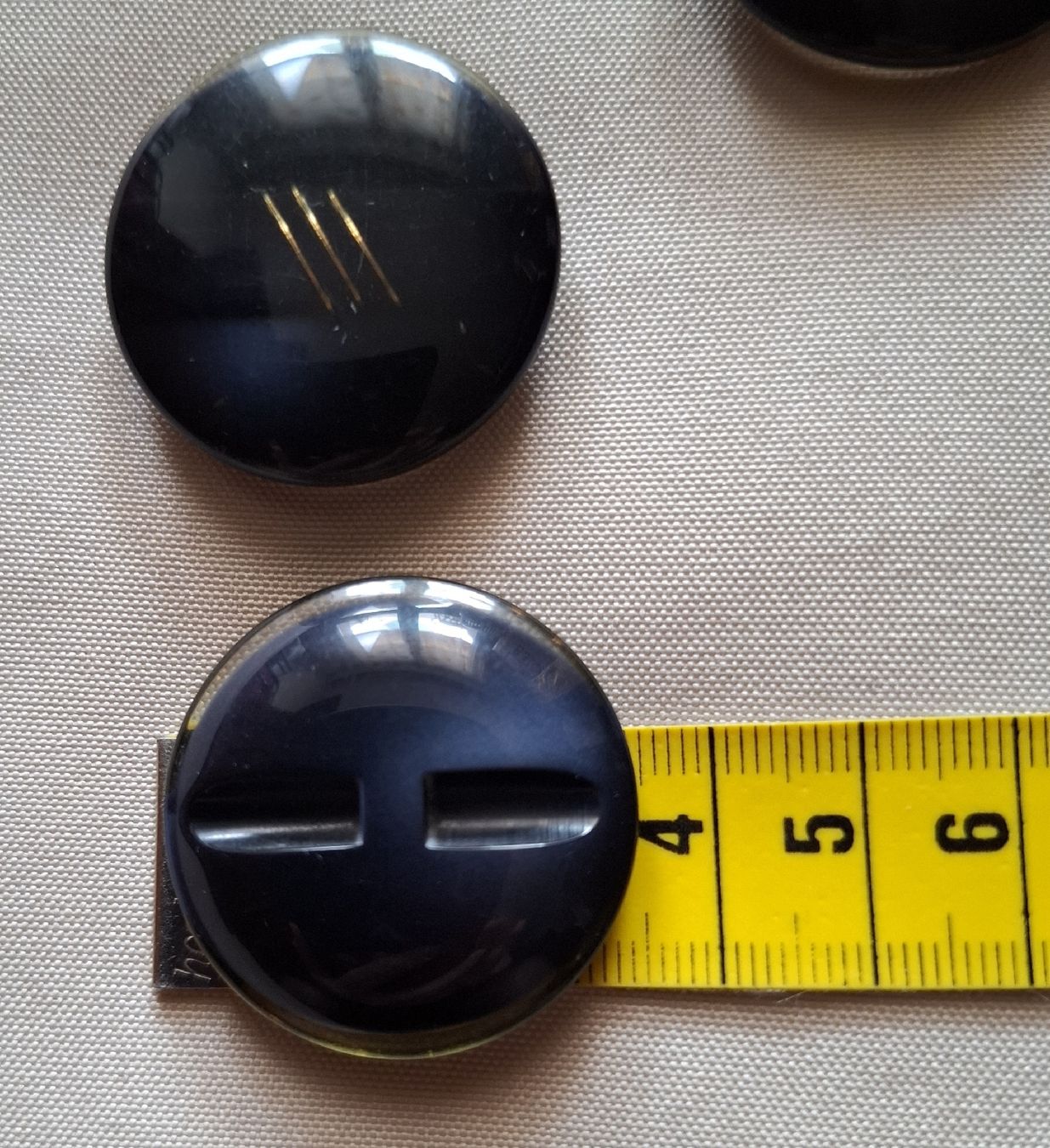 Bottoni: 4 Stück Knöpfe, Schwarz - Blau, 35 mm. – Usato da Dietikon venduto da Hirschkopf 4
