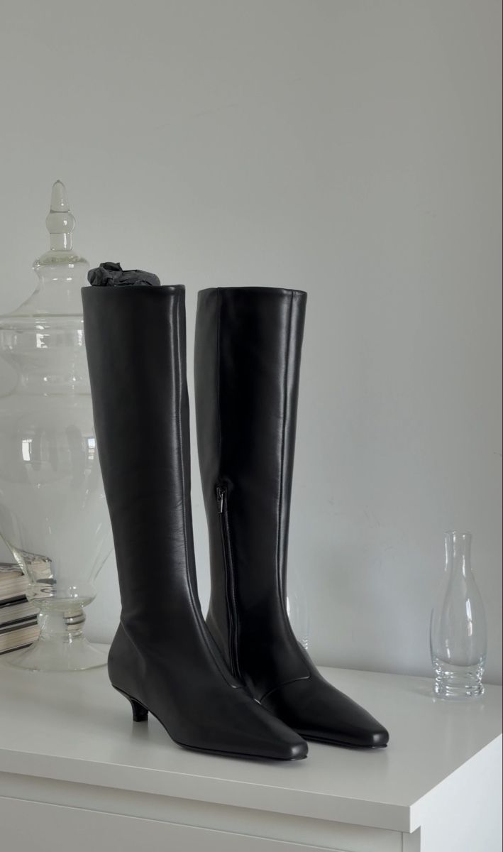 Totême Damenschuhe: Toteme leather boots – Neu und originalverpackt aus Paradiso von viorea