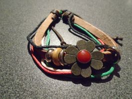 Armband Lederband/verschiedene Fäden/Blume