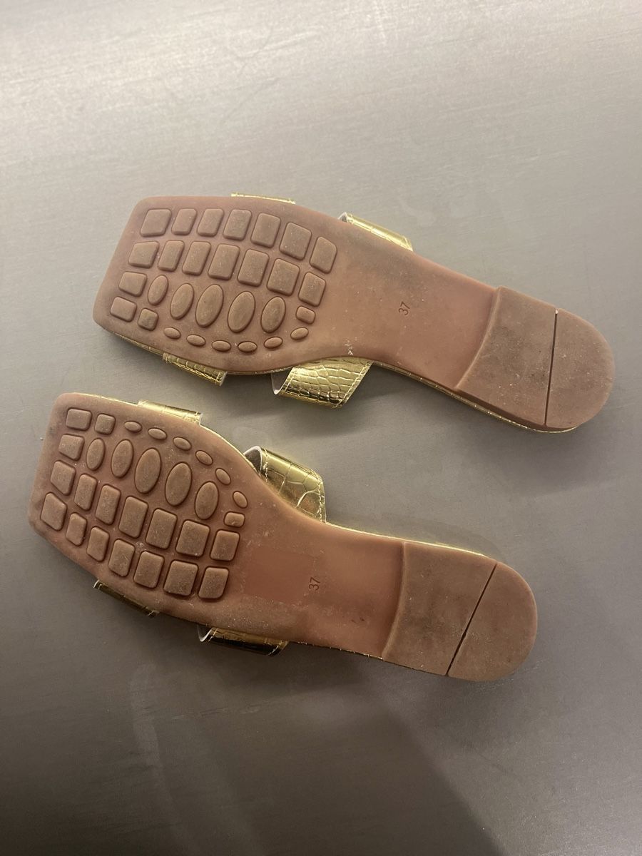 Damenschuhe: Sandalen in Gold Gr.37 – Gebraucht aus St.Gallen von Monrose 3