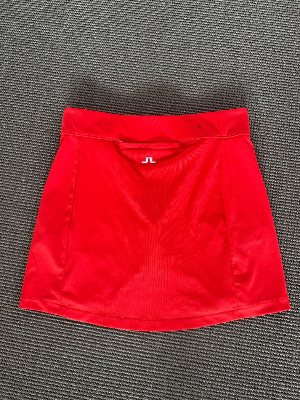 Lindeberg Gonne: J. Lindeberg Golfrock Skort XS, rot – Usato da Safnern venduto da Doosie 1