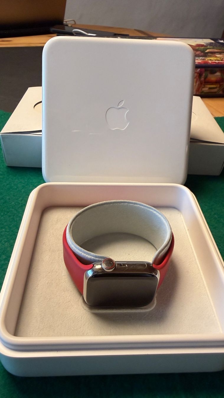 Apple Smartwatch: Apple Watch Edelstahl/Stainless, Series 8, 41mm – Gebraucht aus Gstaad von suecom
