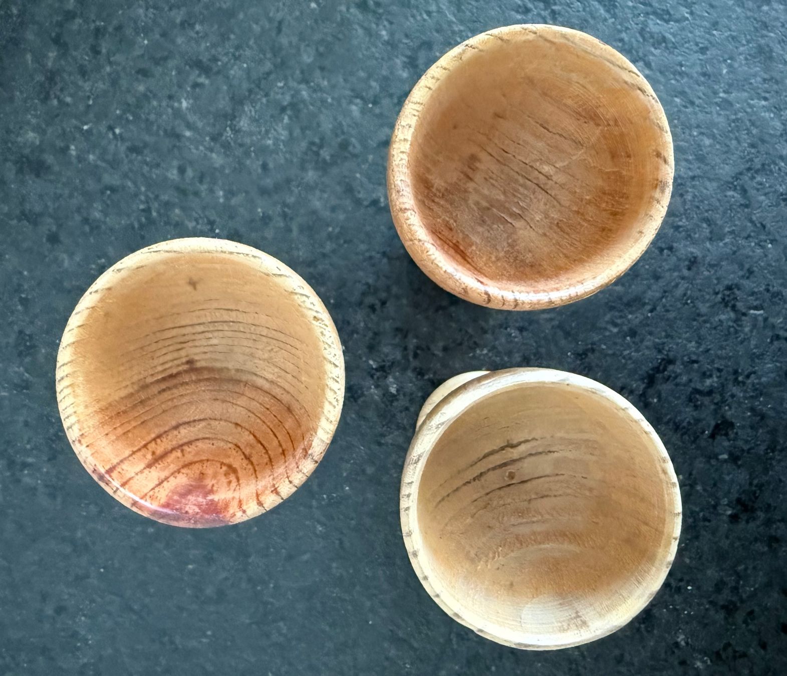 Altre Stoviglie: 3 Vintage Eierbecher aus Holz – Usato da Basel venduto da Rouge. 2