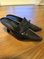 37 Mules schwarz mit Absatz und Schleife Grösse 38